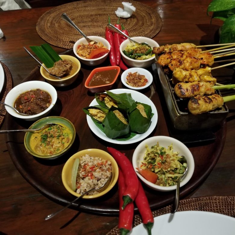 バリ島　バリ料理　Bumbu Bali　バリニーズリスタフェル　大皿料理