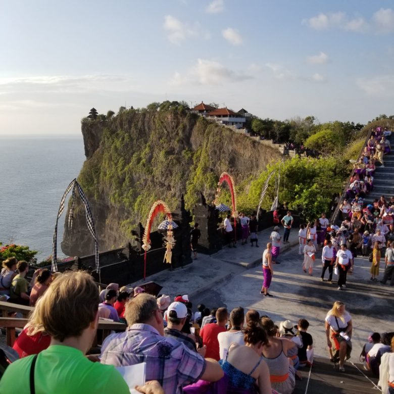 バリ島　ウルワツ寺院　ケチャックダンス　夕日