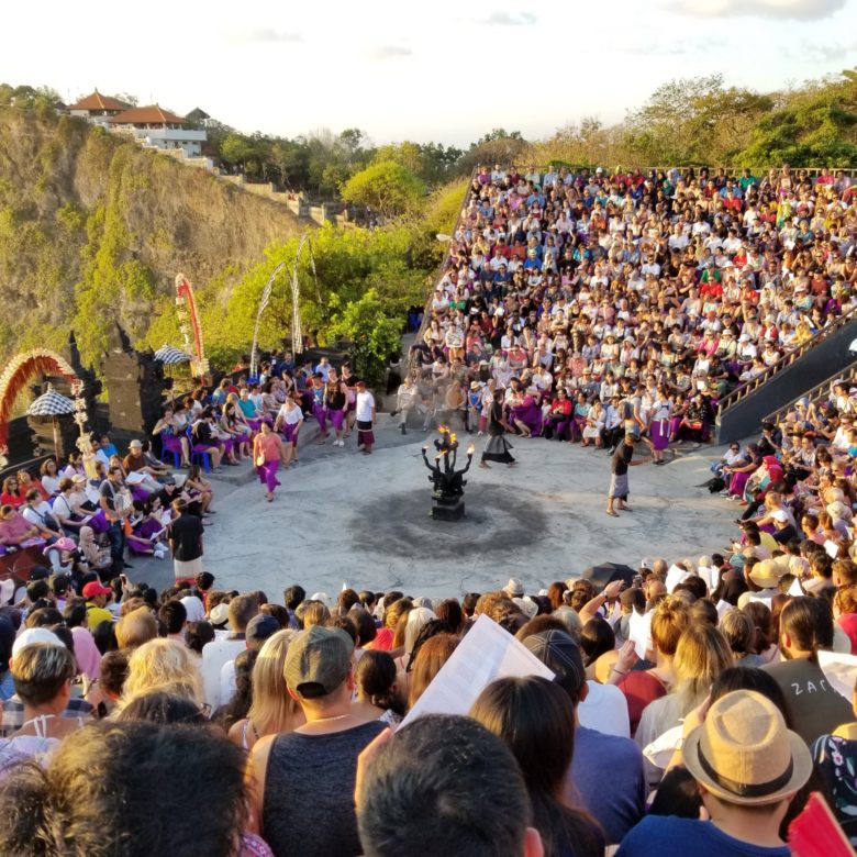 バリ島　ウルワツ寺院　ケチャックダンス　開演前