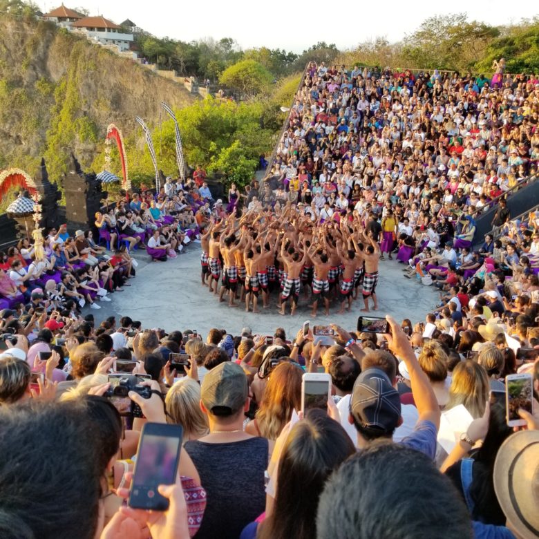 バリ島　ウルワツ寺院　ケチャックダンス　冒頭