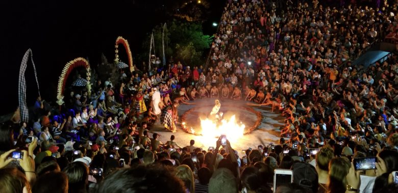 バリ島　ウルワツ寺院　ケチャックダンス　炎を放たれるハヌマーン