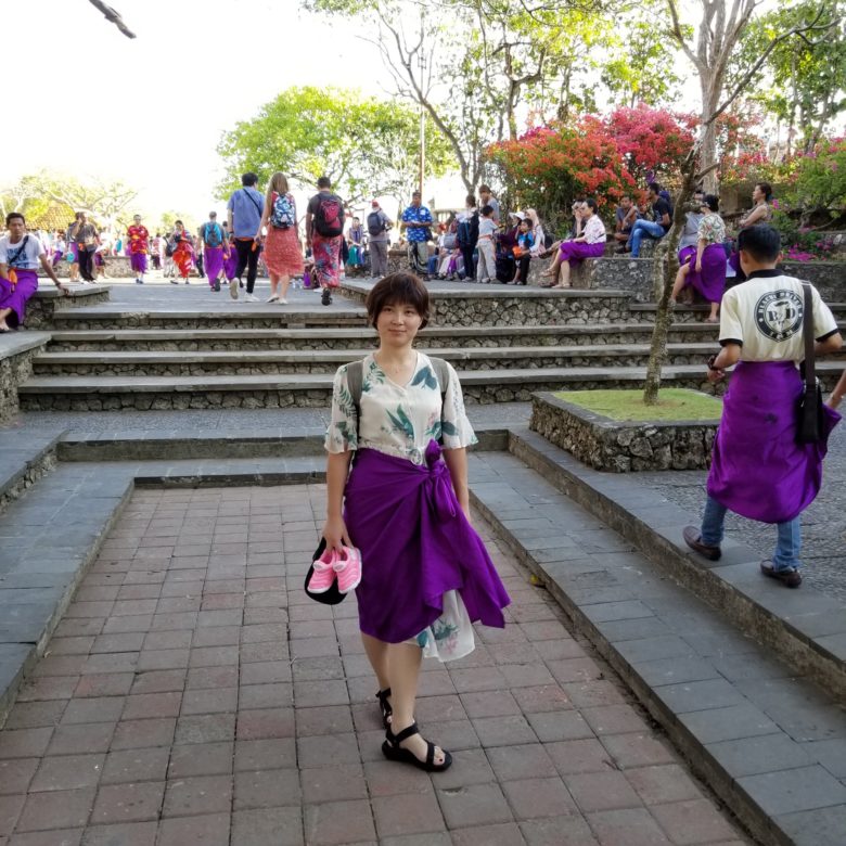 バリ島　ウルワツ寺院　sarong　サロン　りっちゃん