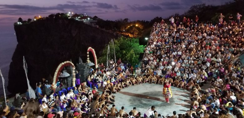 バリ島　ウルワツ寺院　ケチャックダンス　客席いじり　魔王