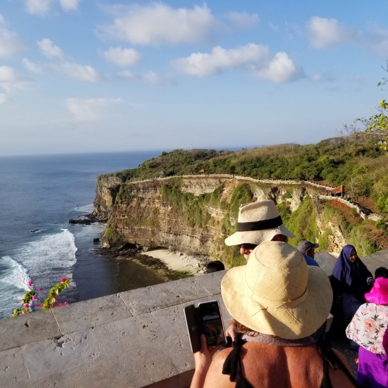 バリ島　ウルワツ寺院　断崖　絶景