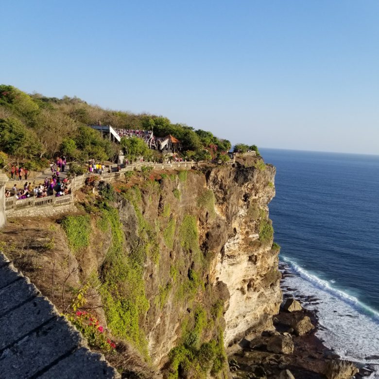 バリ島　ウルワツ寺院　断崖絶壁　ケチャックダンス