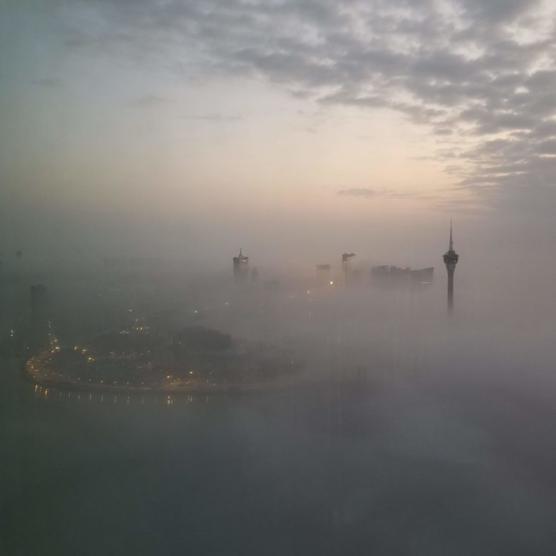 セントレジス珠海のスイートルームからの霧に霞むマカオタワーの眺め