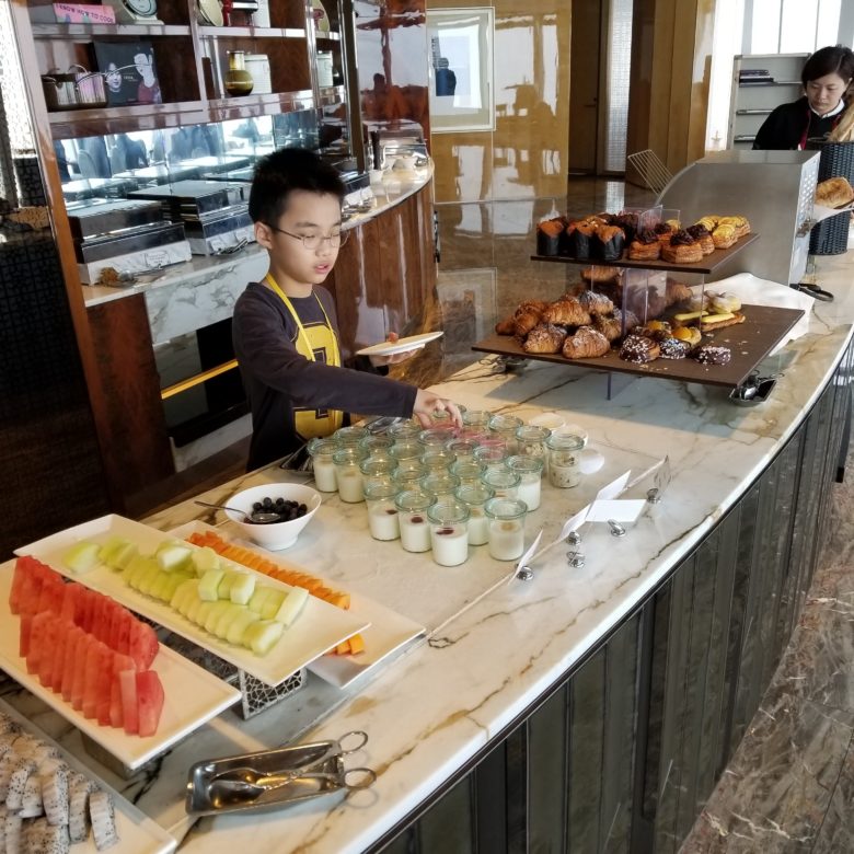 リッツカールトン香港のクラブラウンジの朝食のフルーツ