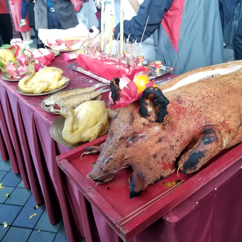 リッツカールトン香港の春節イベントの獅子舞のお供えの豚の丸焼き