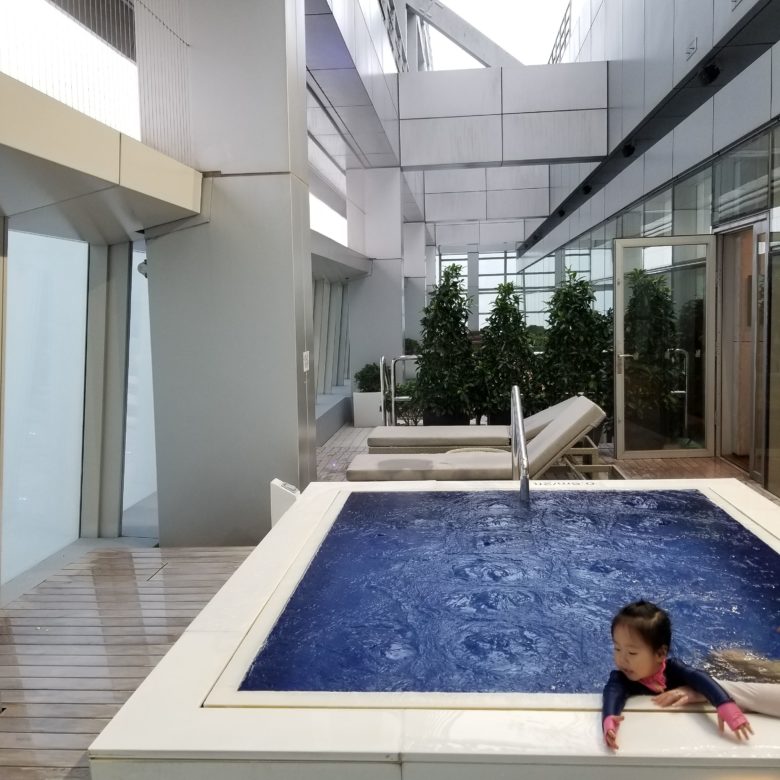 リッツカールトン香港のプールの天井のない屋外のジャグジー