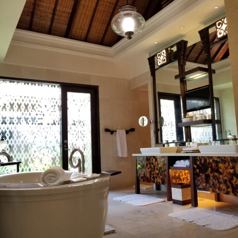 セントレジスバリ バリ島 最高級ホテル SPGアメックス ポイント 無料宿泊 マリオット ラグーンヴィラ バスルーム