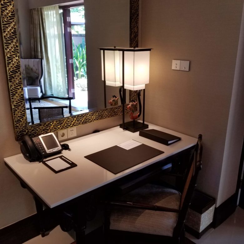 セントレジスバリ バリ島 最高級ホテル SPGアメックス ポイント 無料宿泊 マリオット ラグーンヴィラ デスク