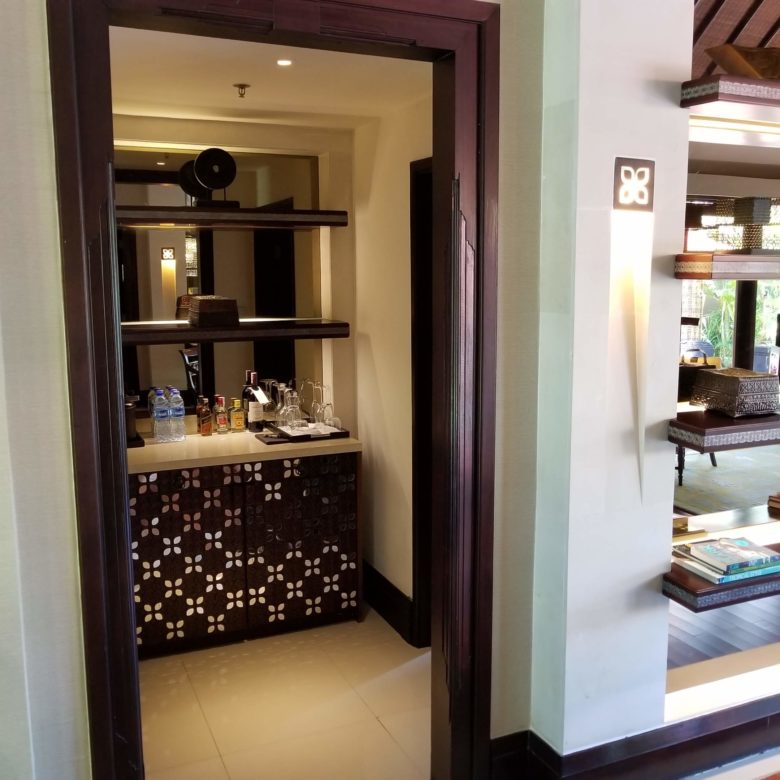 セントレジスバリ バリ島 最高級ホテル SPGアメックス ポイント 無料宿泊 マリオット ラグーンヴィラ ミニバー