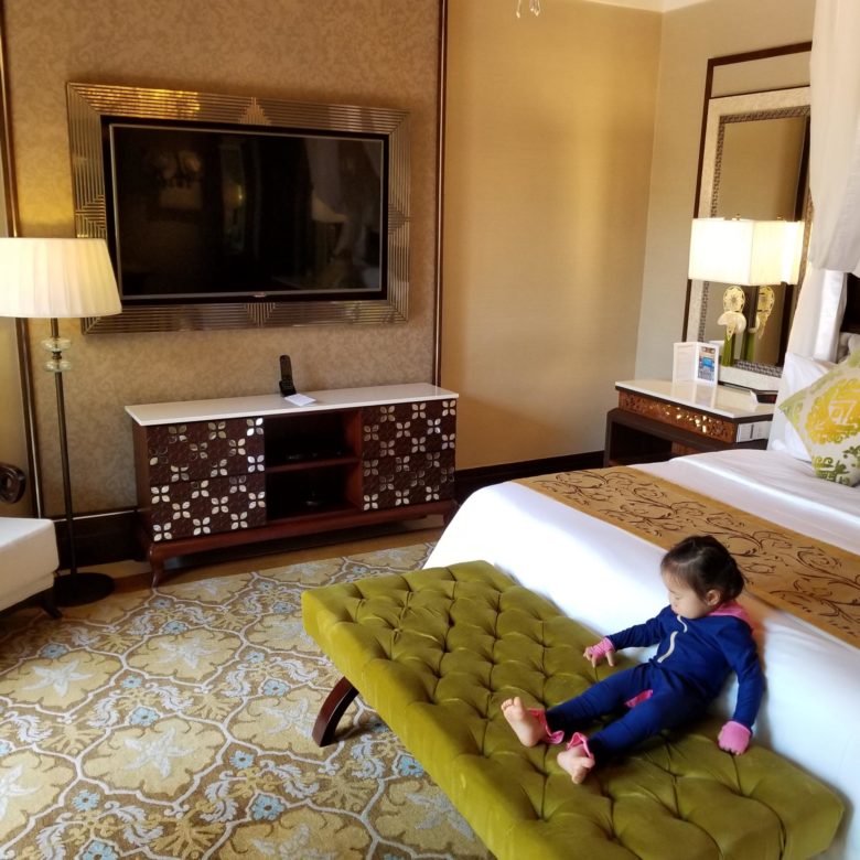 セントレジスバリ バリ島 最高級ホテル SPGアメックス ポイント 無料宿泊 マリオット ラグーンヴィラ ベッドルーム オットマン