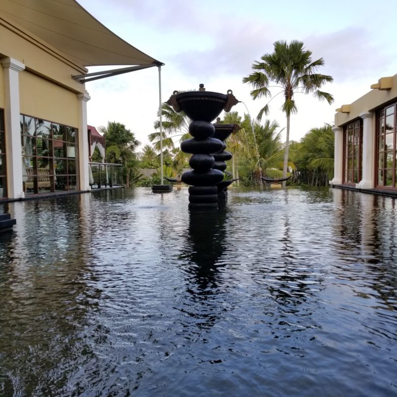セントレジスバリ バリ島 最高級ホテル SPGアメックス ポイント 無料宿泊 マリオット ロビー 池