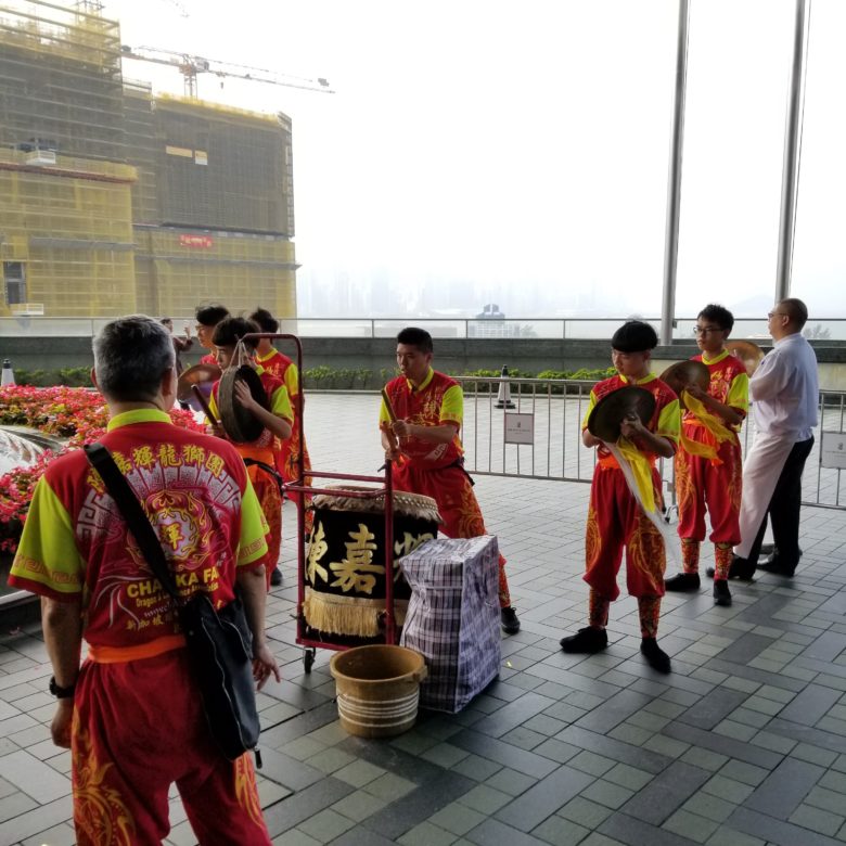 リッツカールトン香港の春節イベントの獅子舞の演奏をするコックさん