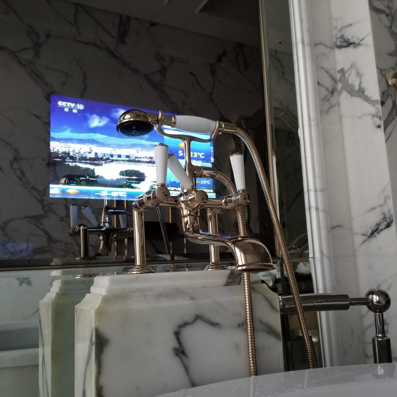 セントレジス珠海のスイートルームのバスルームのテレビ