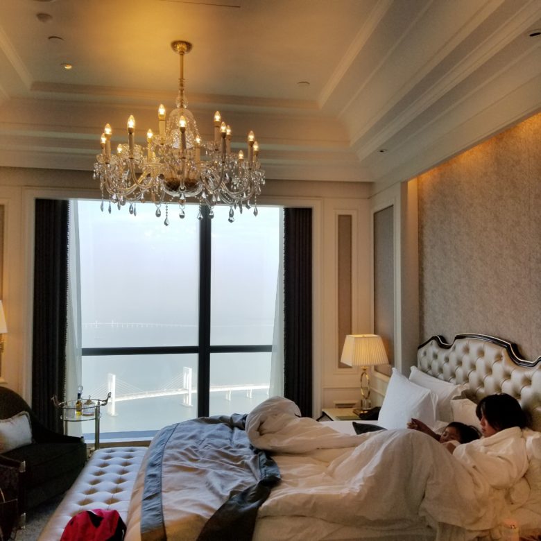 セントレジス珠海のスイートルームのベッドルーム
