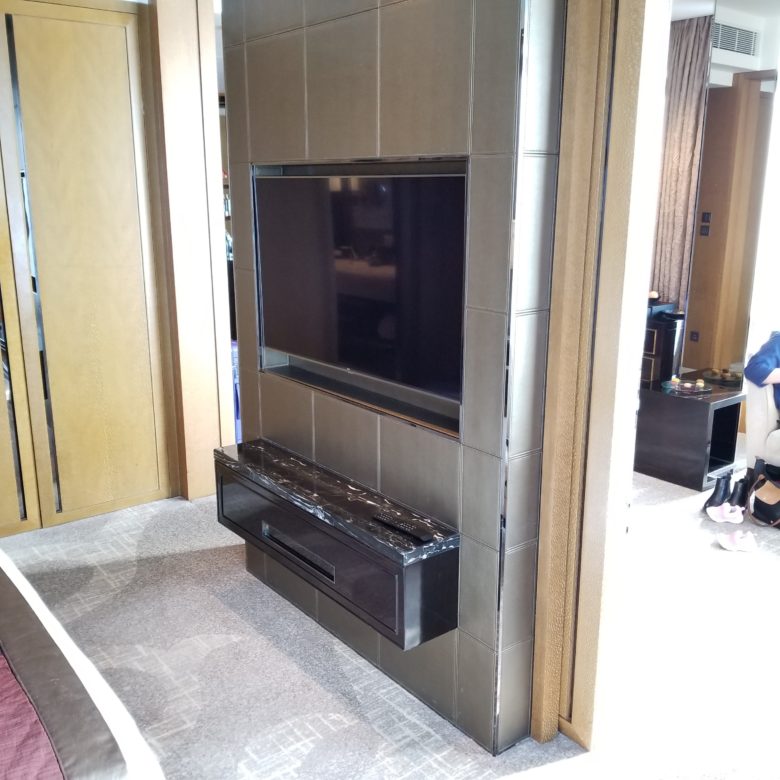 リッツカールトン香港のデラックス・スイートのベッドルームのテレビ
