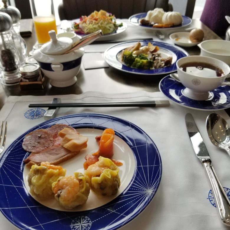 セントレジス珠海の朝食バフェの食卓