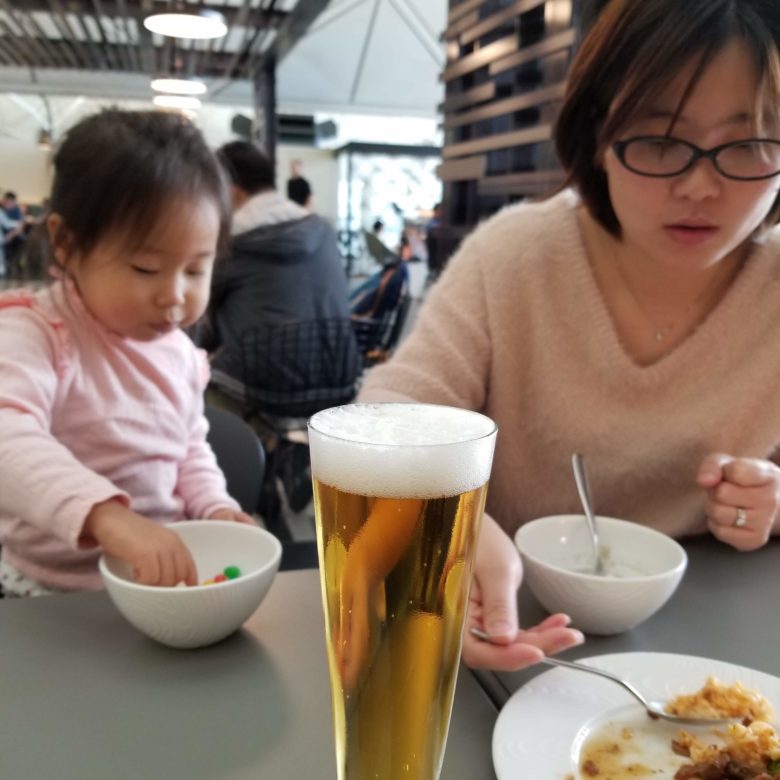 香港国際空港のセンチュリオンラウンジのビールで乾杯