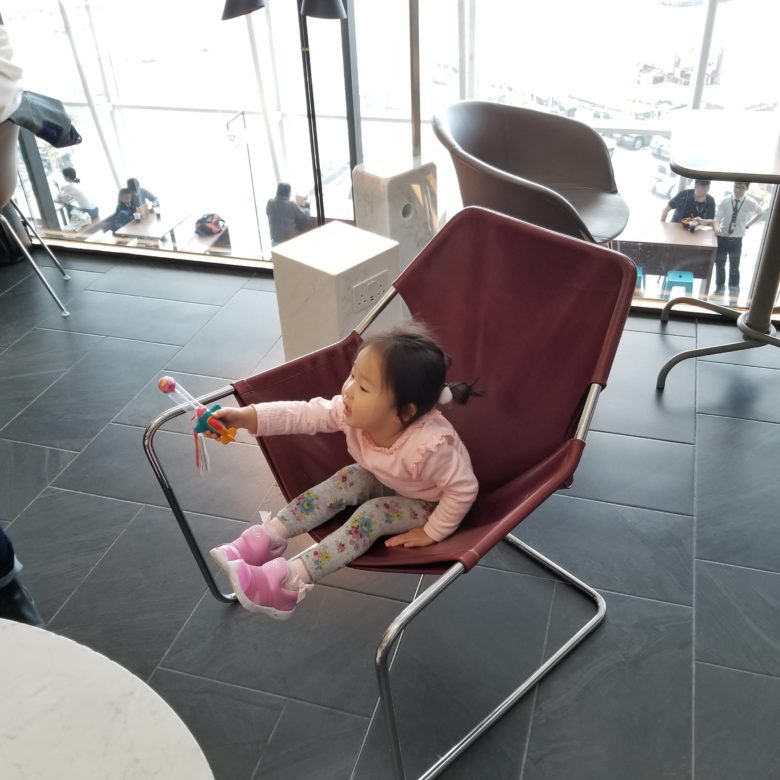 香港国際空港のセンチュリオンラウンジのスタイリッシュな椅子