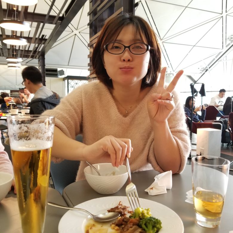 香港国際空港のセンチュリオンラウンジの食事に舌鼓を打つりっちゃん