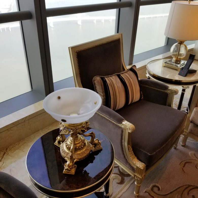 セントレジス珠海のスイートルームのリビングの椅子