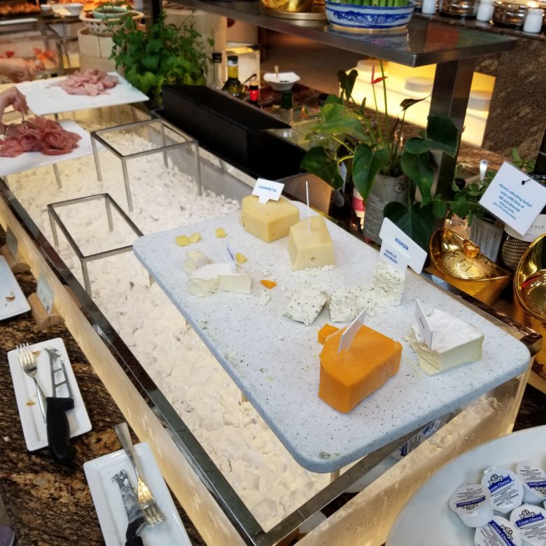 コンラッド香港の朝食のチーズ