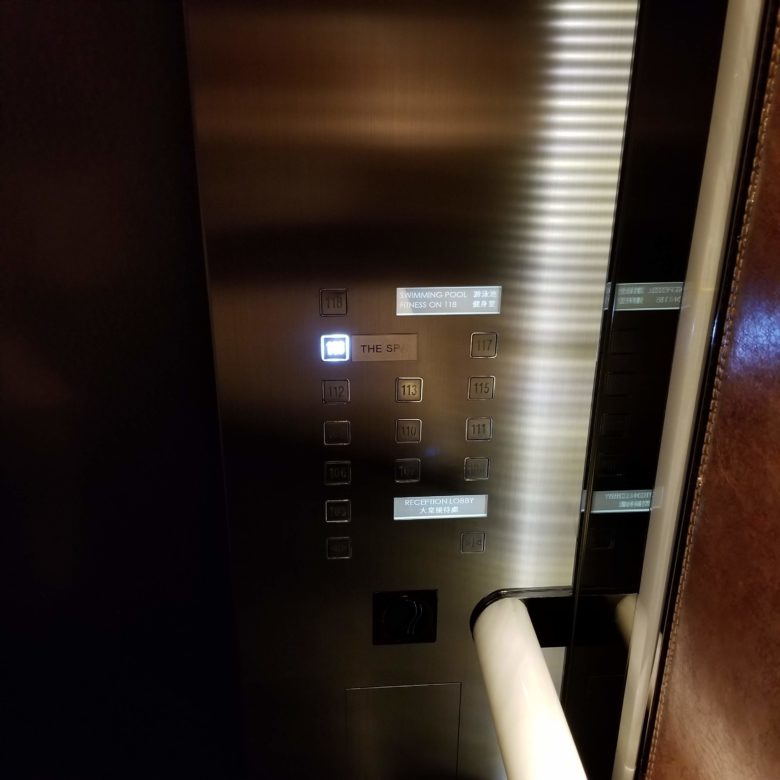 リッツカールトン香港の高層階のエレベーター