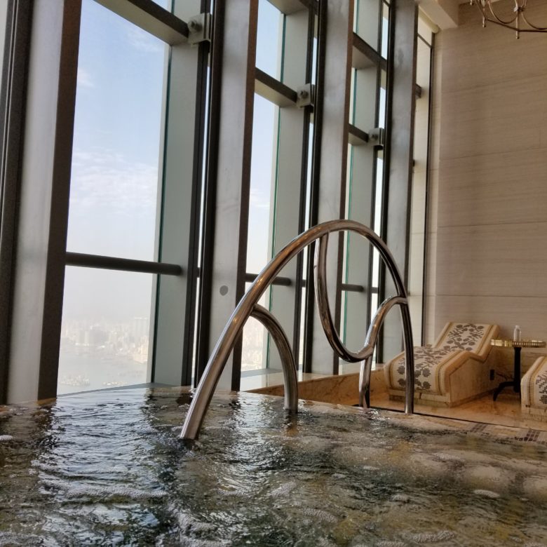 セントレジス珠海の室内プールのジャグジーからの眺め