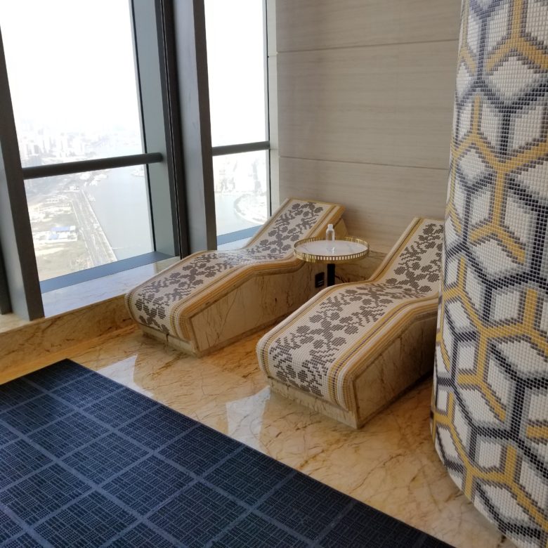 セントレジス珠海の室内プールのジャグジーのタイル張りの椅子