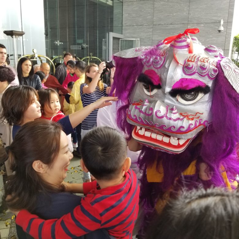 リッツカールトン香港の春節イベントの獅子舞の獅子