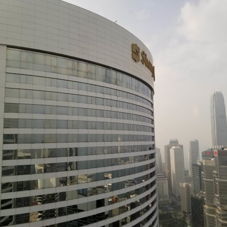 コンラッド香港のエグゼクティブラウンジから見るシャングリラホテル