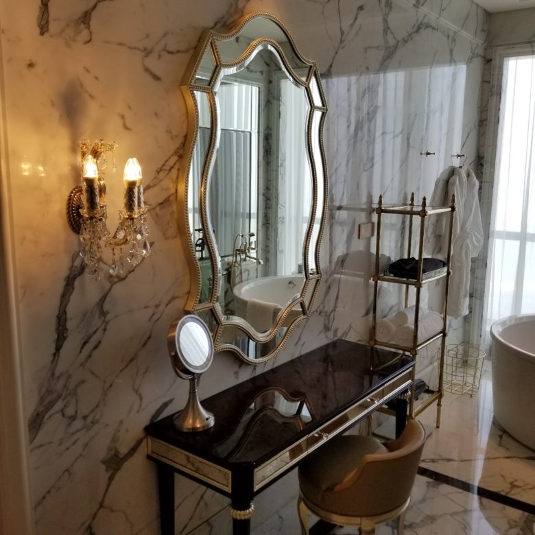 セントレジス珠海のスイートルームのバスルームの化粧台