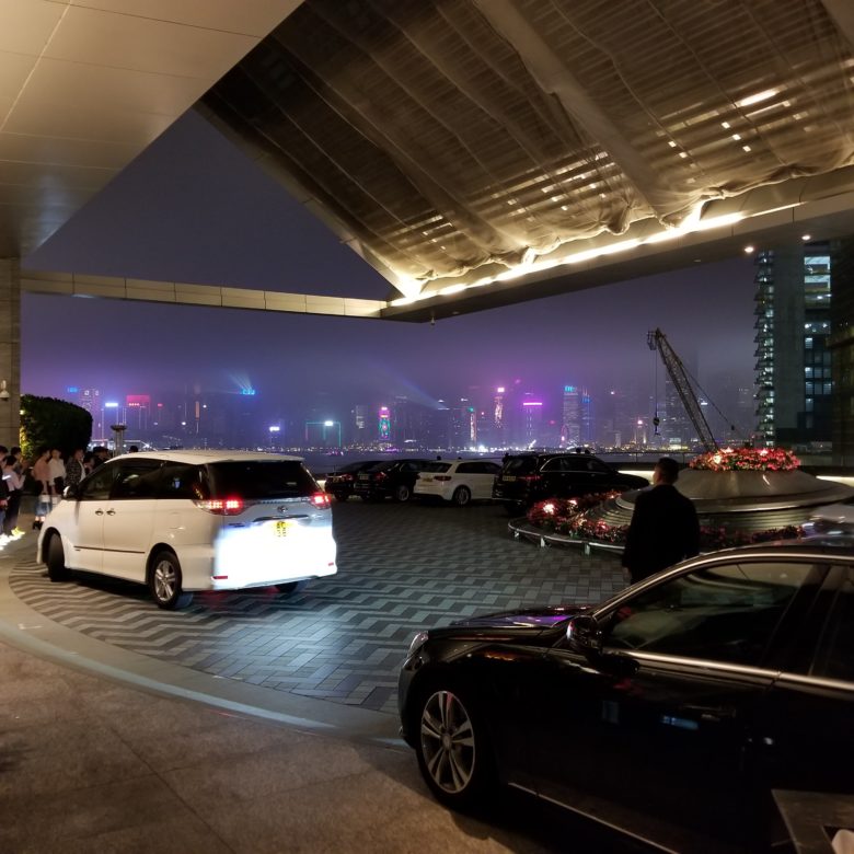 リッツカールトン香港のエントランスからの夜景