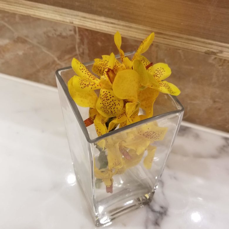コンラッド香港キングエグゼクティブルームの洗面所に飾ってある蘭の花