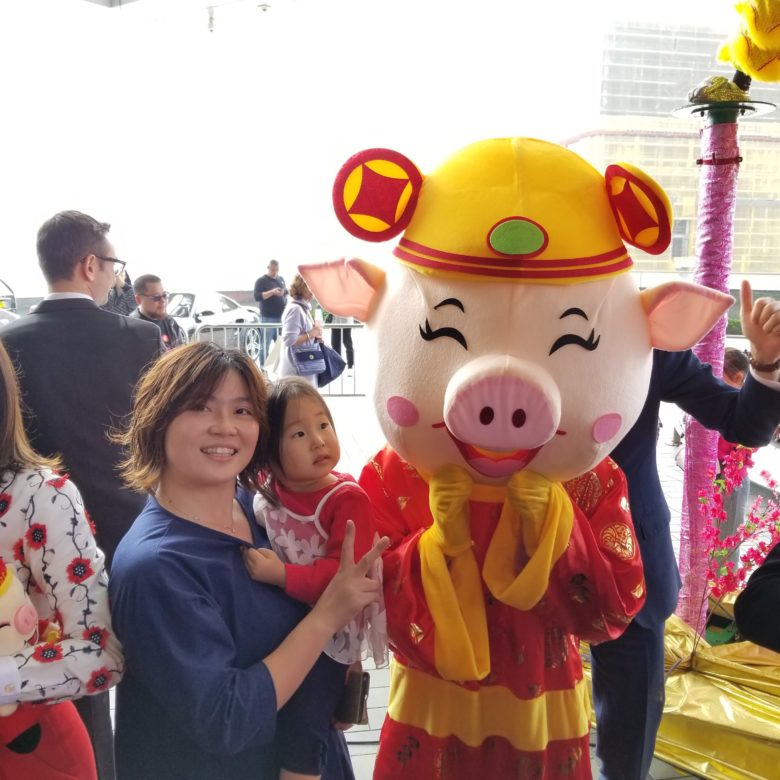 リッツカールトン香港の春節イベントの豚の着ぐるみ