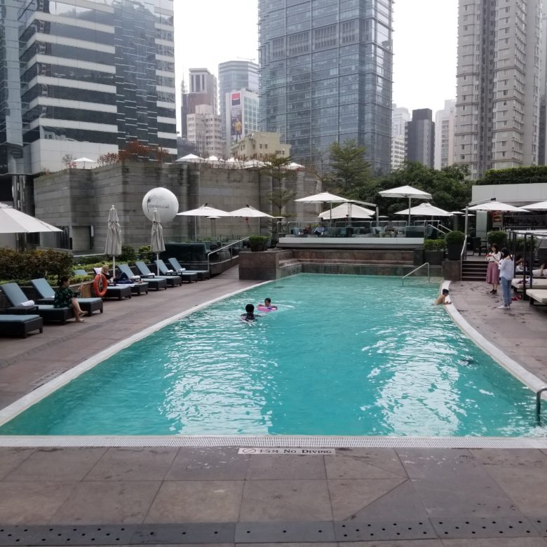 コンラッド香港の屋外プール