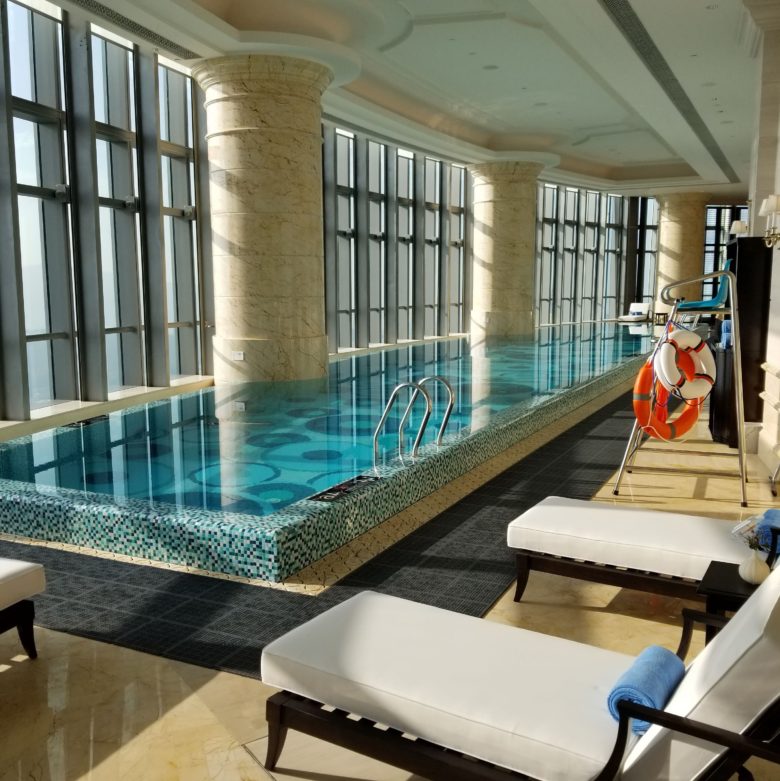 セントレジス珠海の屋内プールの反転画像