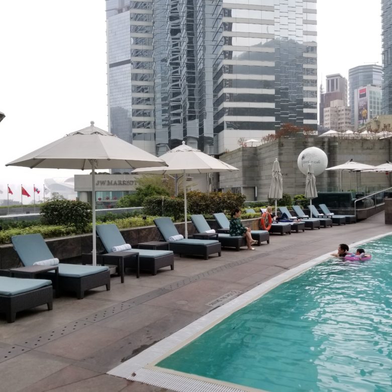 コンラッド香港の屋外プールとJWマリオット