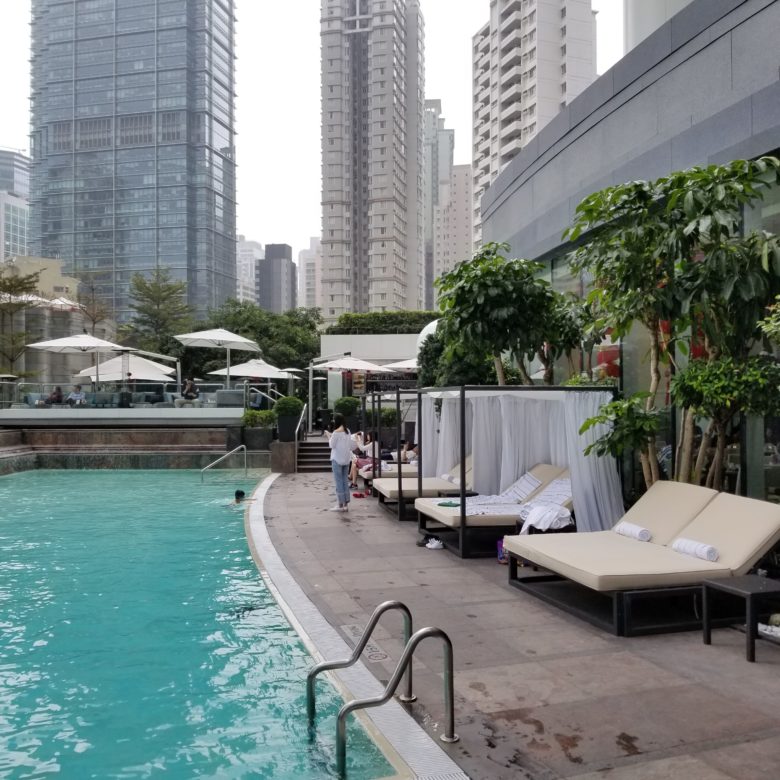 コンラッド香港の屋外プールのプールサイド