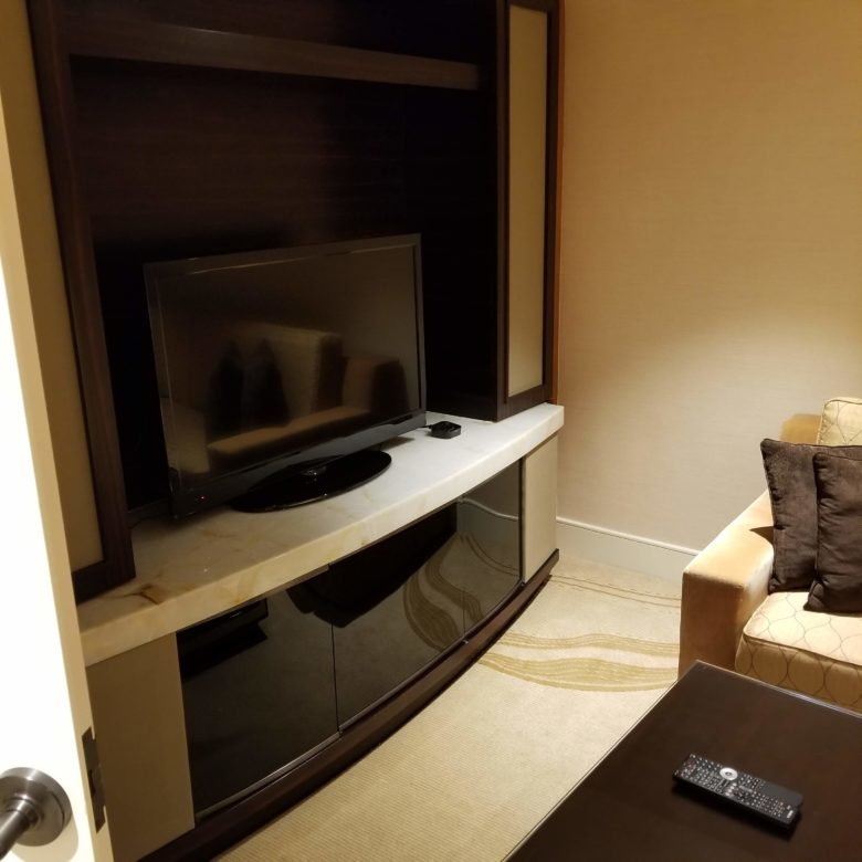 コンラッドマカオのキングデラックススイートのカラオケボックスみたいな部屋のテレビ
