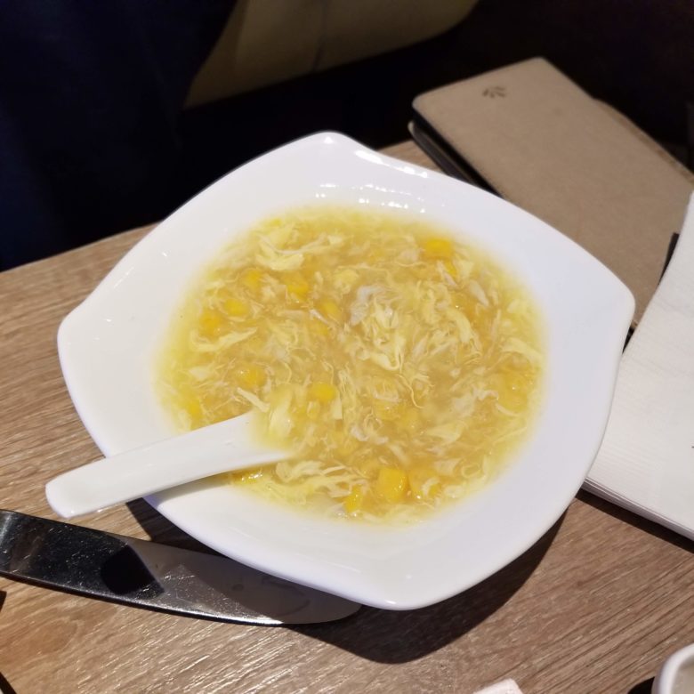 コンラッド香港のエグゼクティブラウンジのカクテルタイムのスープ