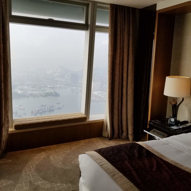 リッツカールトン香港のデラックス・スイートのベッドからの眺め