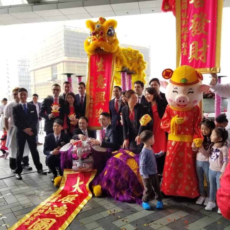 リッツカールトン香港の春節イベントのホテル関係者の集合写真