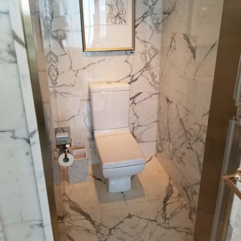 セントレジス珠海のスイートルームのバスルームのトイレ