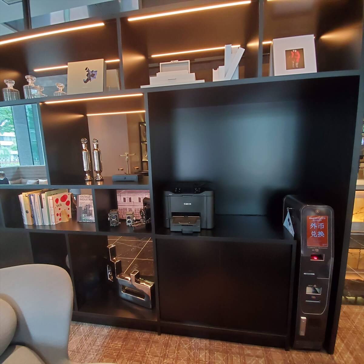 ACホテル銀座のACホテルラウンジの書棚