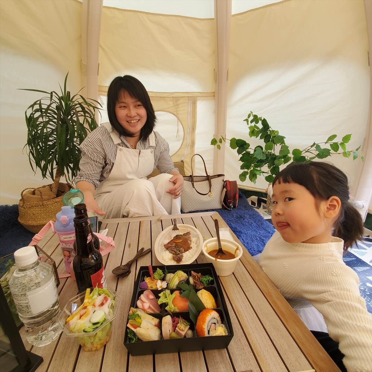 ACホテル銀座のルーフテラスでのイベント「ガーデンピクニック」を楽しむりっちゃんと娘