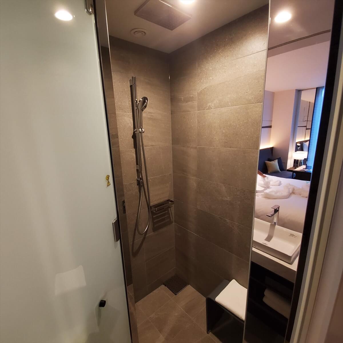 ACホテル銀座のプレミアスーペリアキングのオーバーヘッドシャワー付きのシャワールーム