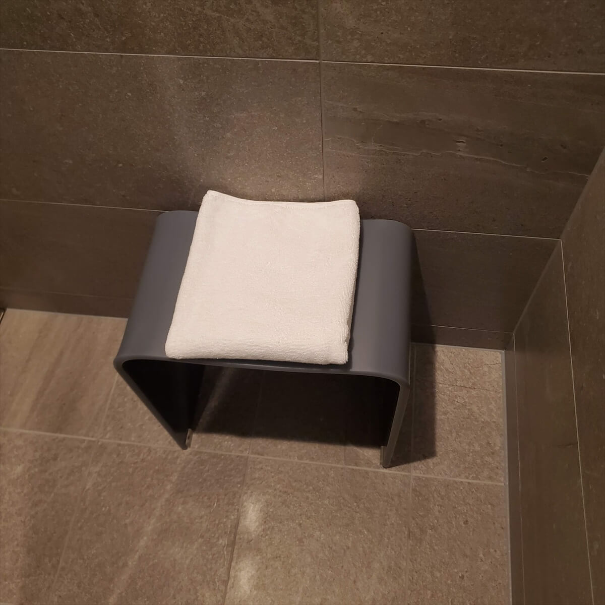 ACホテル銀座のプライムスーペリアキングのシャワールームの椅子